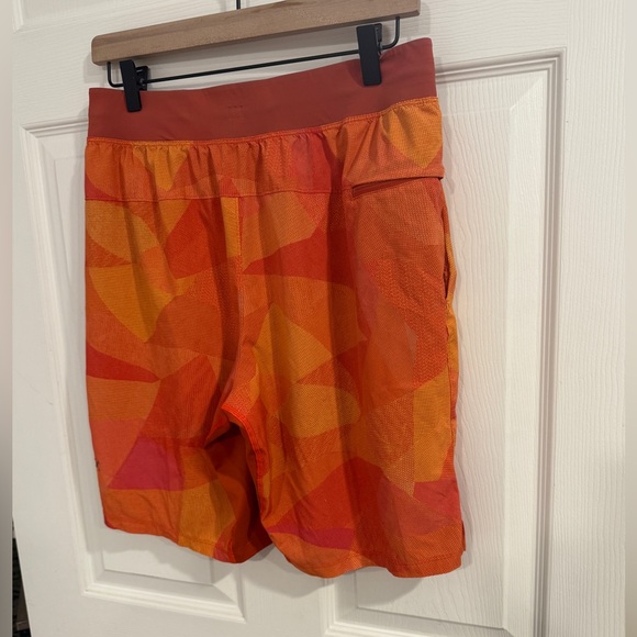Lululemon Men’s Pace Breaker Shorts Orange Geometric Print Size M - Picture 9 of 12